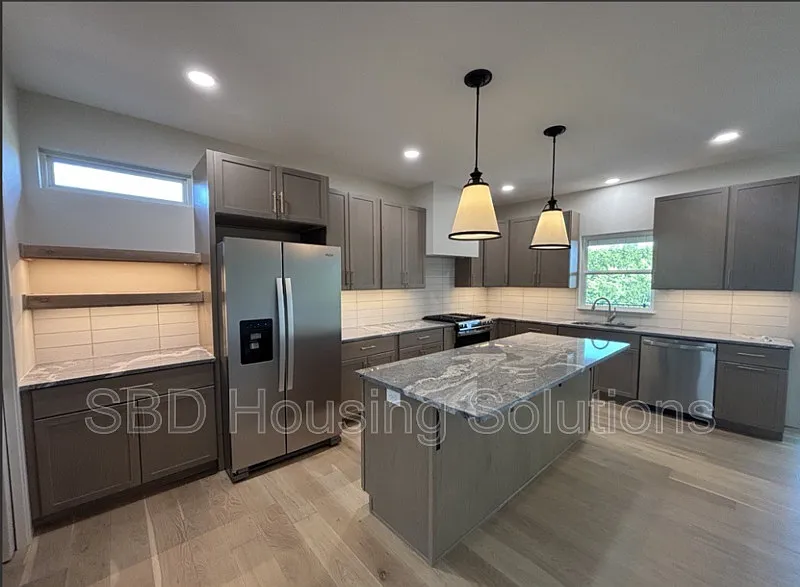 4 bed, 3.5 bath, 4012 sqft, $4,300 — Photo 4