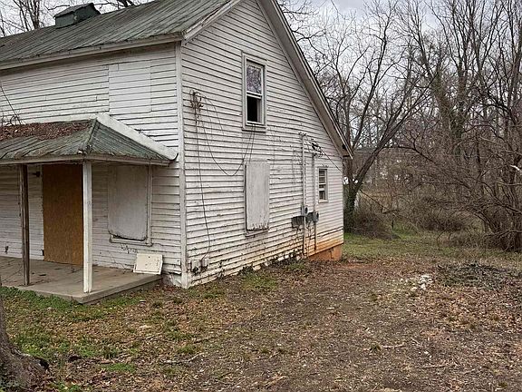 3rd image of 121 Saluda St