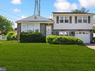 230 Boxwood Ln, Cinnaminson, NJ 08077