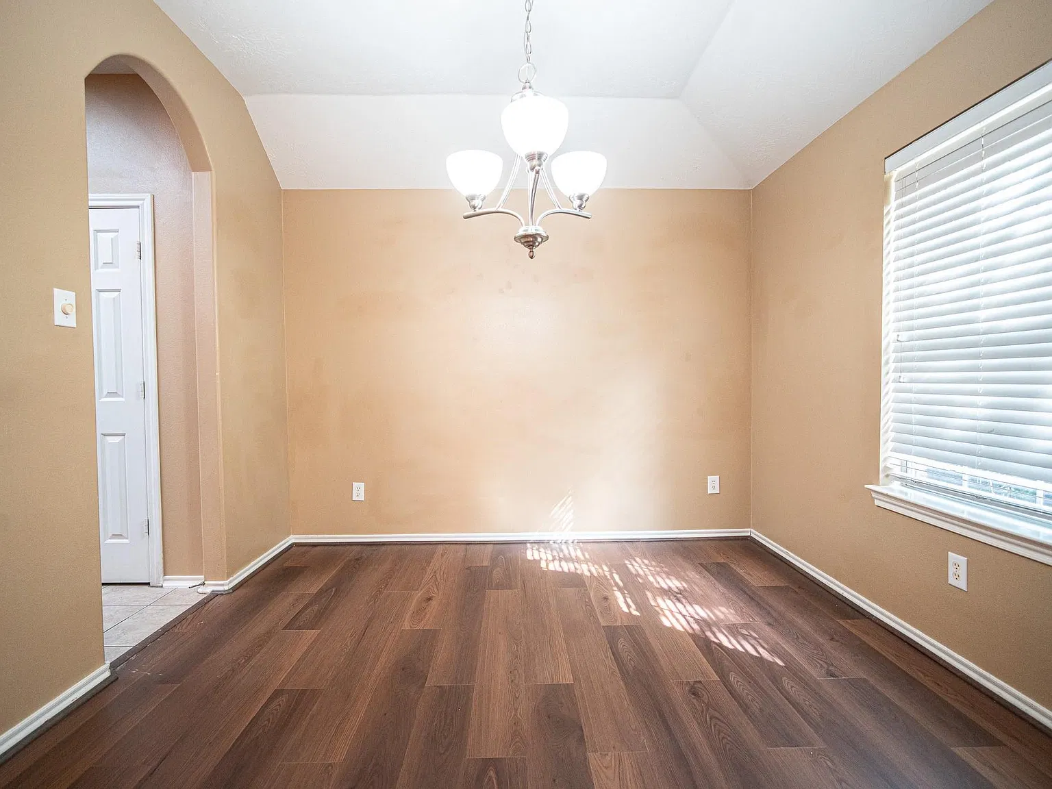 3 bed, 2.0 bath, 1864 sqft, $2,050 — Photo 3