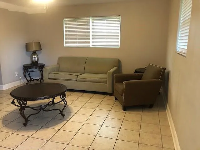 3 bed, 1.5 bath, 1300 sqft, $1,600 — Photo 3