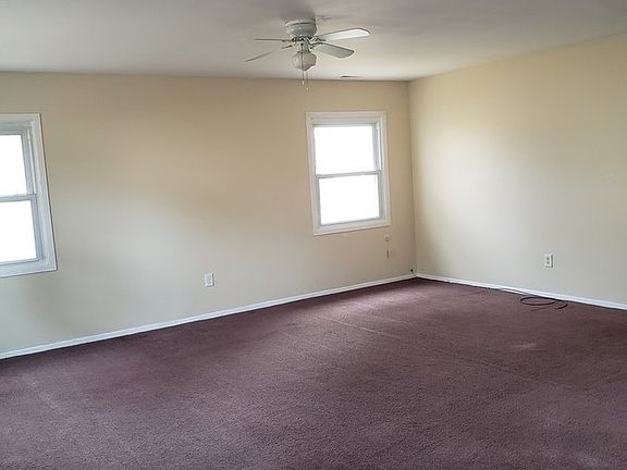 5th image of 19 Midfield Ln