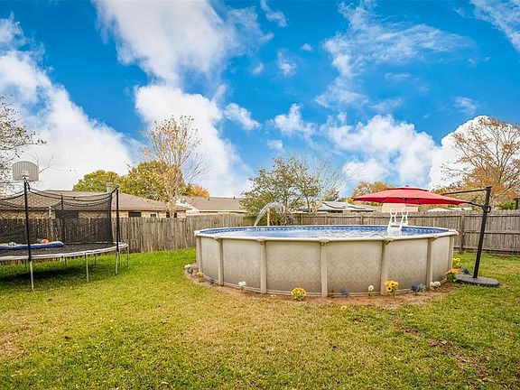 4th image of 4926 Meadow Place Dr