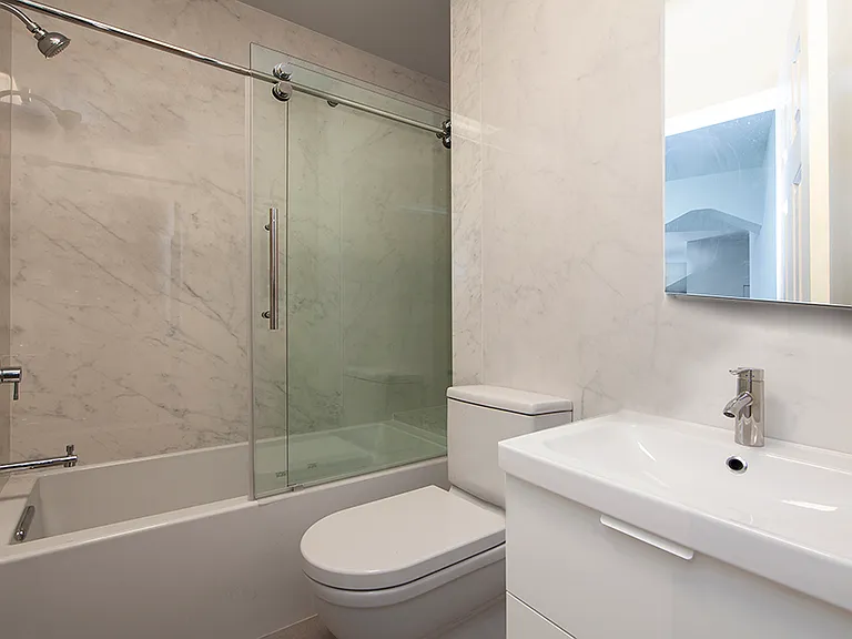 241 E 18th St #2 — Photo 5