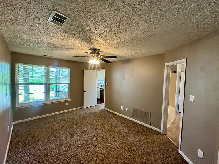 4044 Laurel Green Cir — Photo 16
