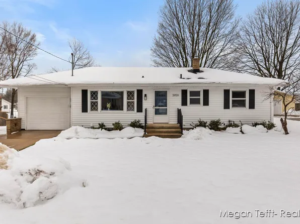 3959 Suburban Shores Dr NE, Grand Rapids, MI 49525