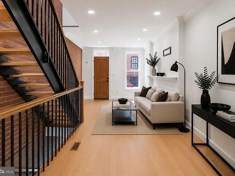 104 W Heath St — Photo 4