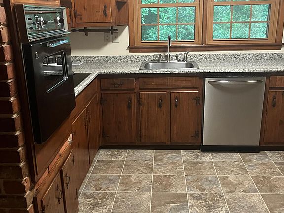 kitch with new flooring and new stove