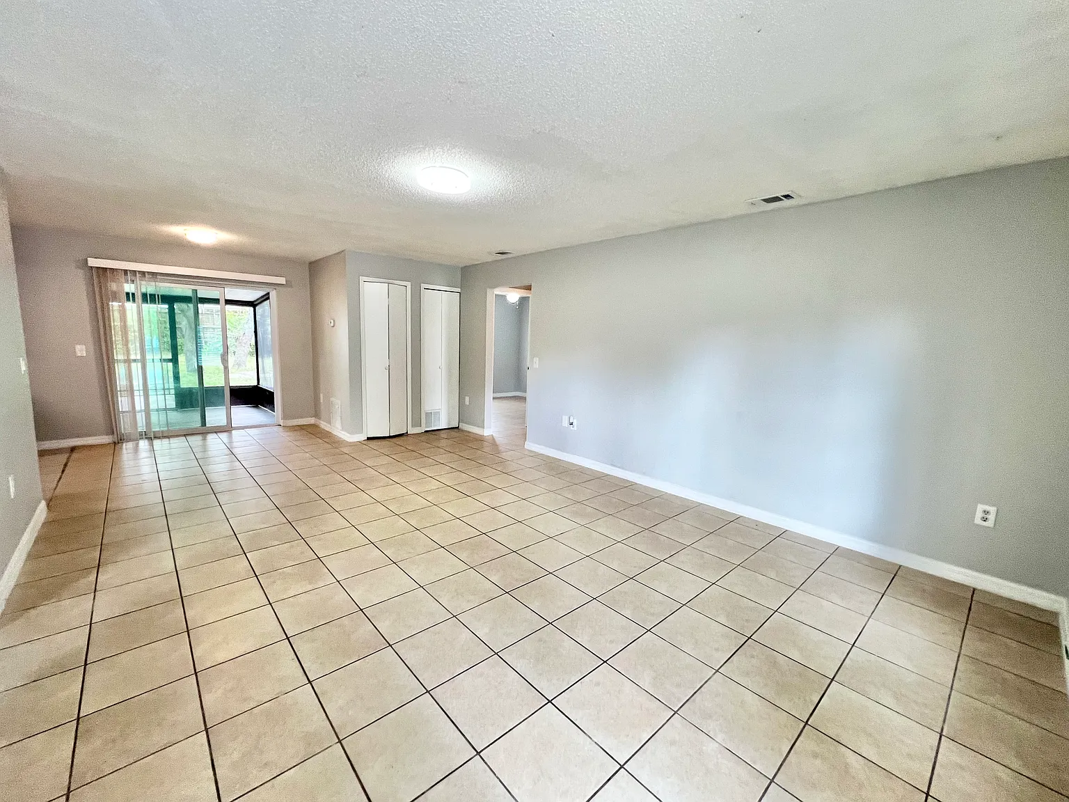3 bed, 1060 sqft, $1,950 — Photo 3