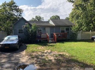 8 Nelson Pl, Mastic, NY 11950