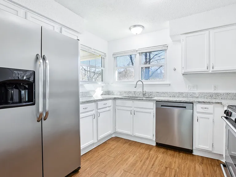 9729 Meadowheath Dr — Photo 10