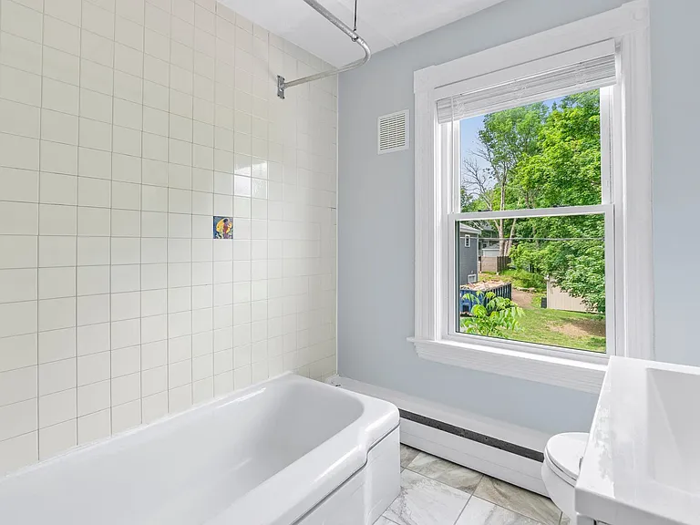 10 Pine St #12 — Photo 4