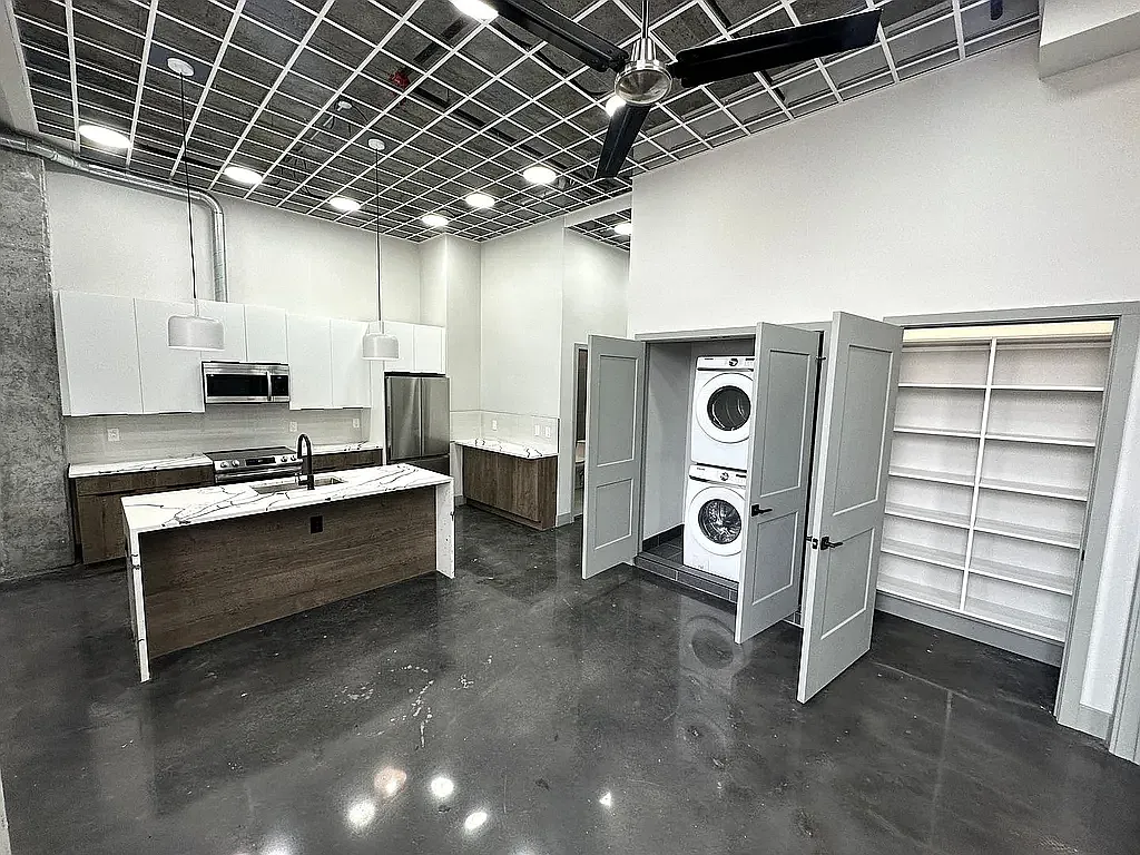 1 bed, 1.5 bath, $2,474 — Photo 3