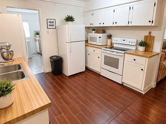 3rd image of 5609 PERRINE DRIVE