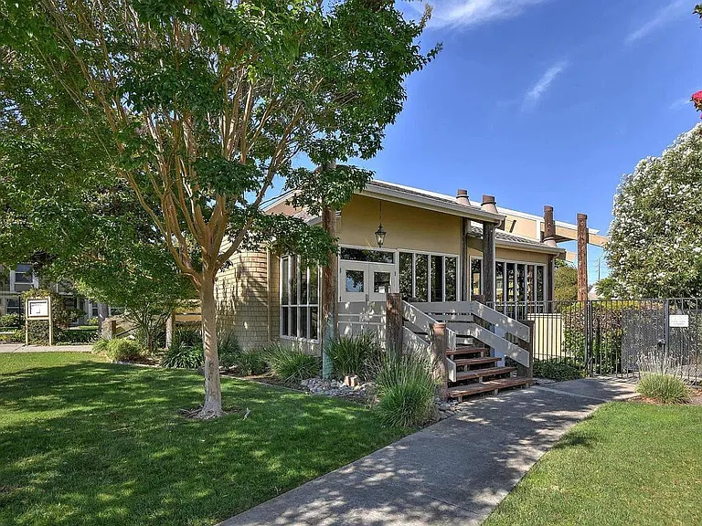 2232 Saint Claire Ct — Photo 33