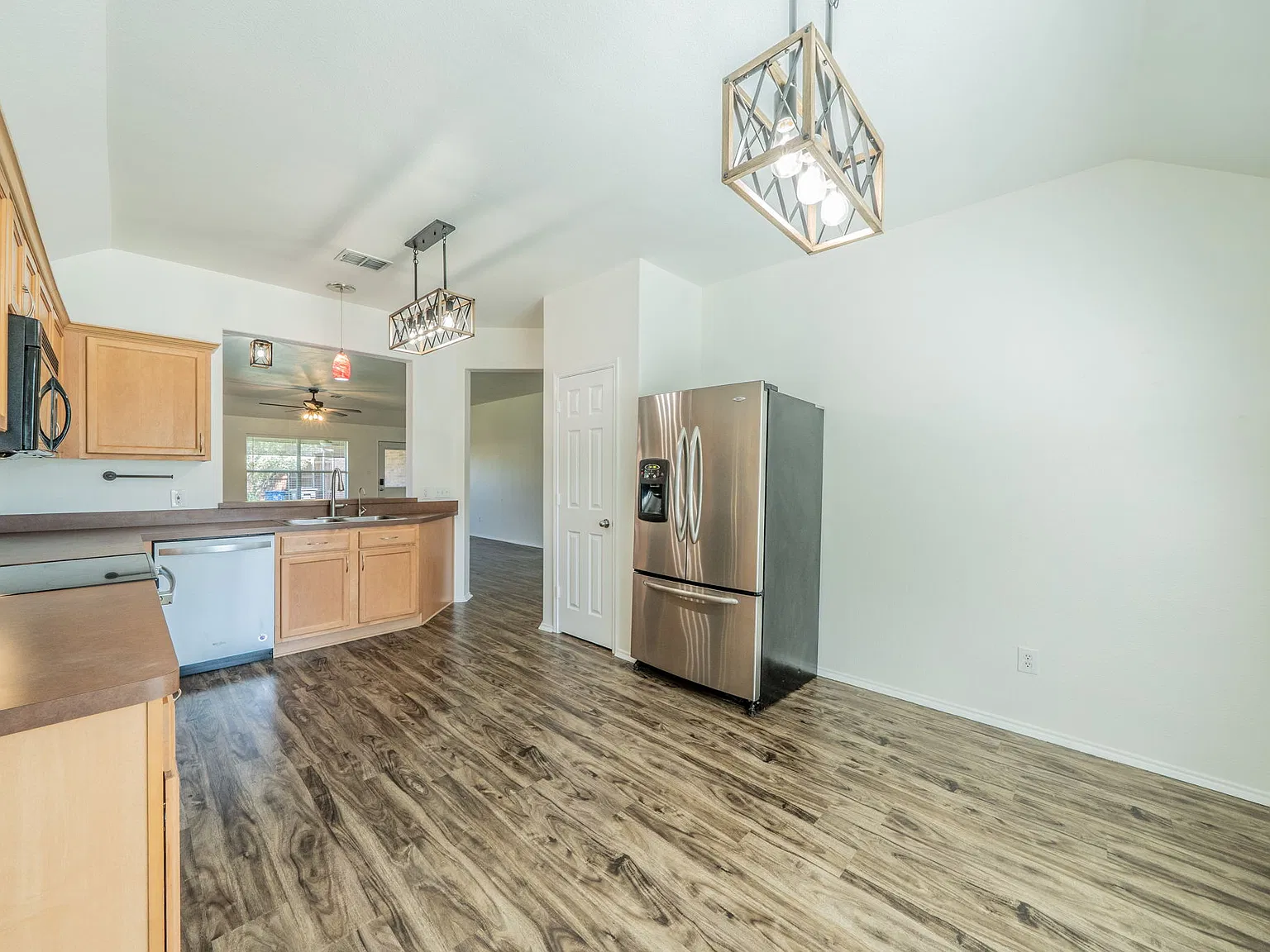 3 bed, 1830 sqft, $2,375 — Photo 4
