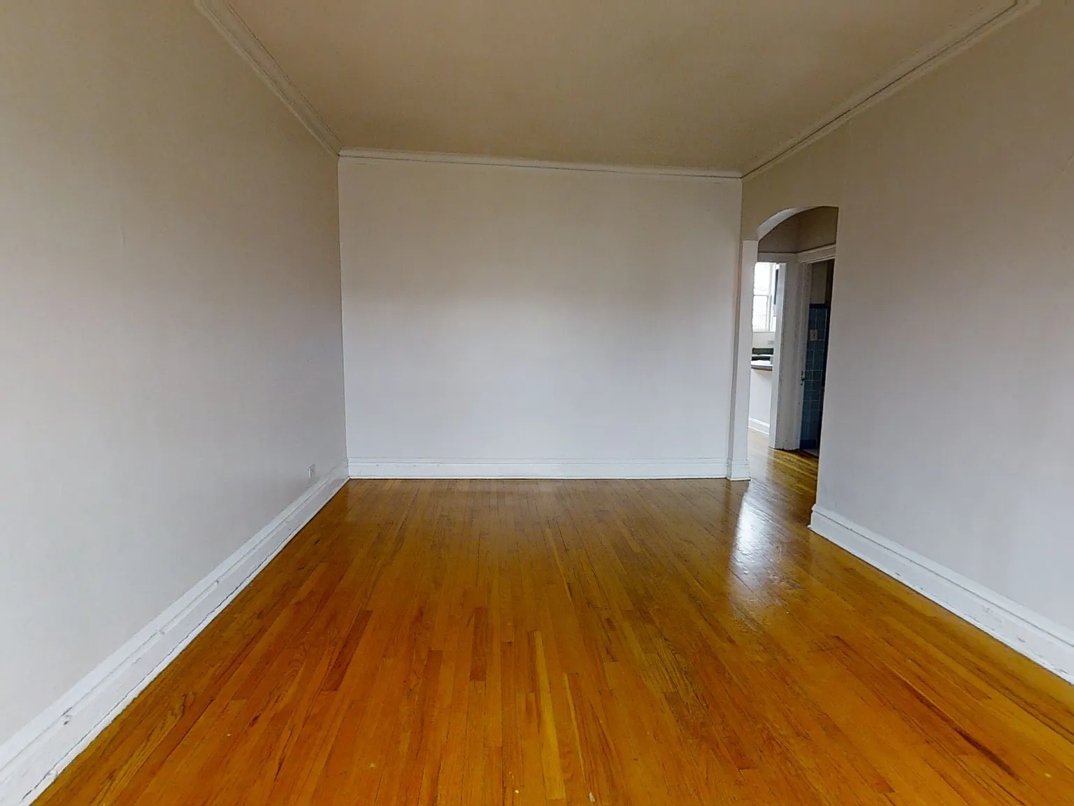 Spacious, 2nd Floor, 2 Bedroom in Great Evanston Location! — Photo 3