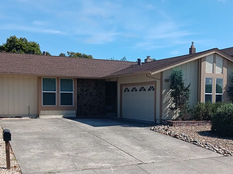 2024 Clydesdale Way — Photo 2