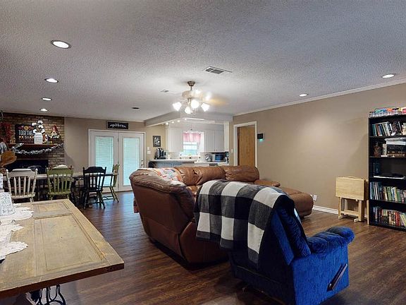3rd image of 820 Diane Dr