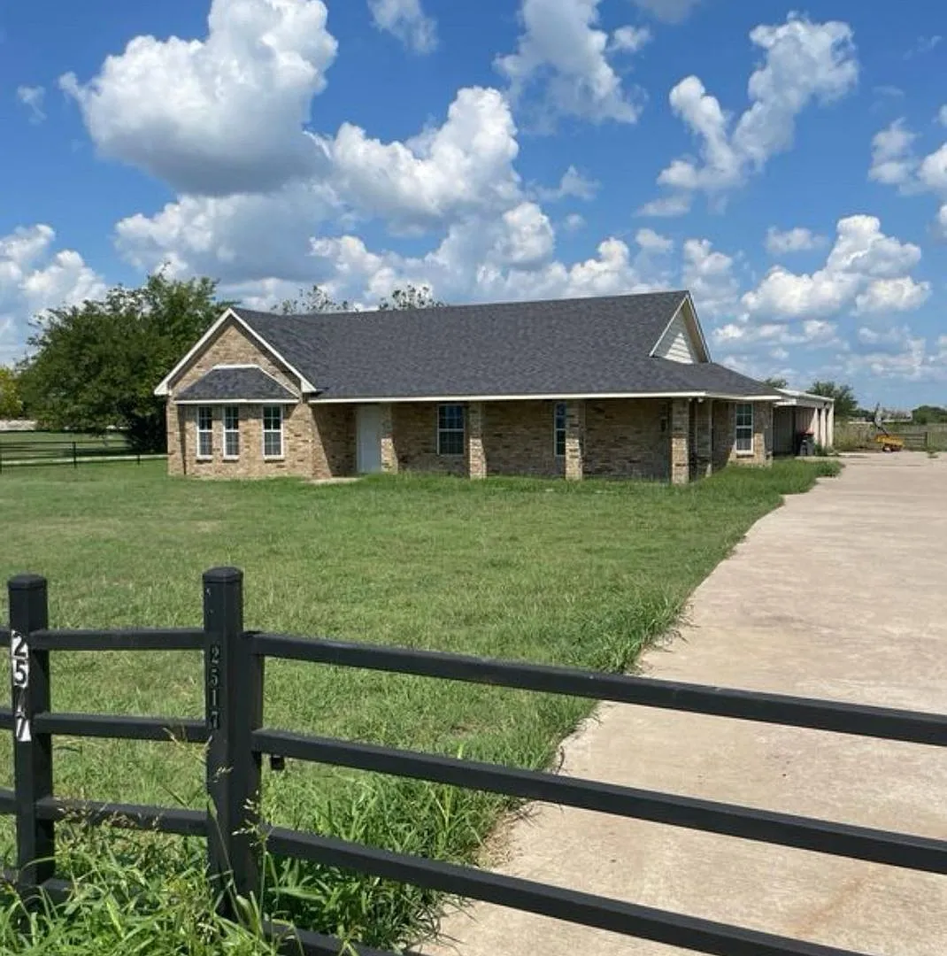 Charming 3BR House in Anna — Photo 1