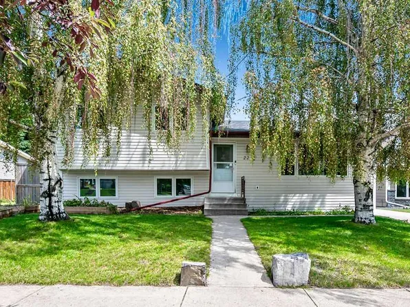 22 W Robinson Dr, Okotoks, AB T1S 1C4