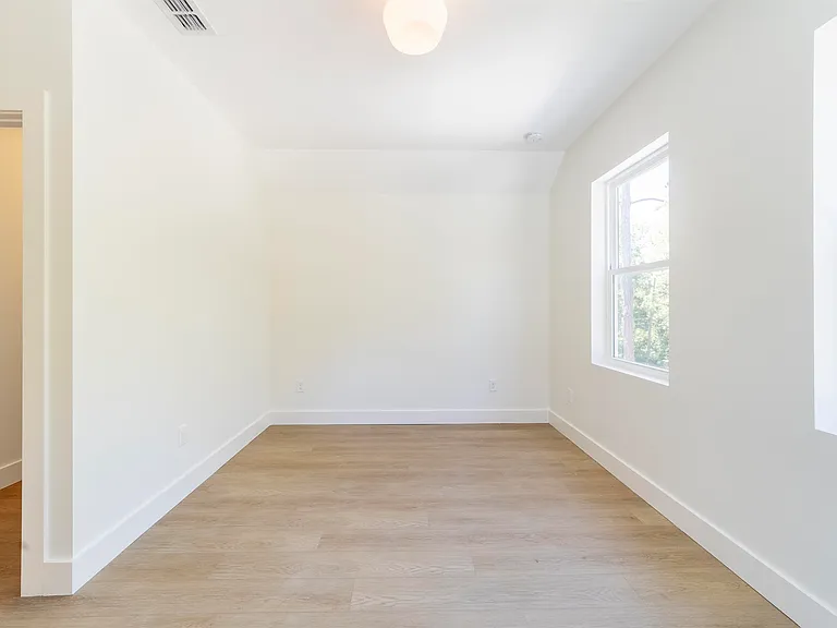 962 Alexander St — Photo 26