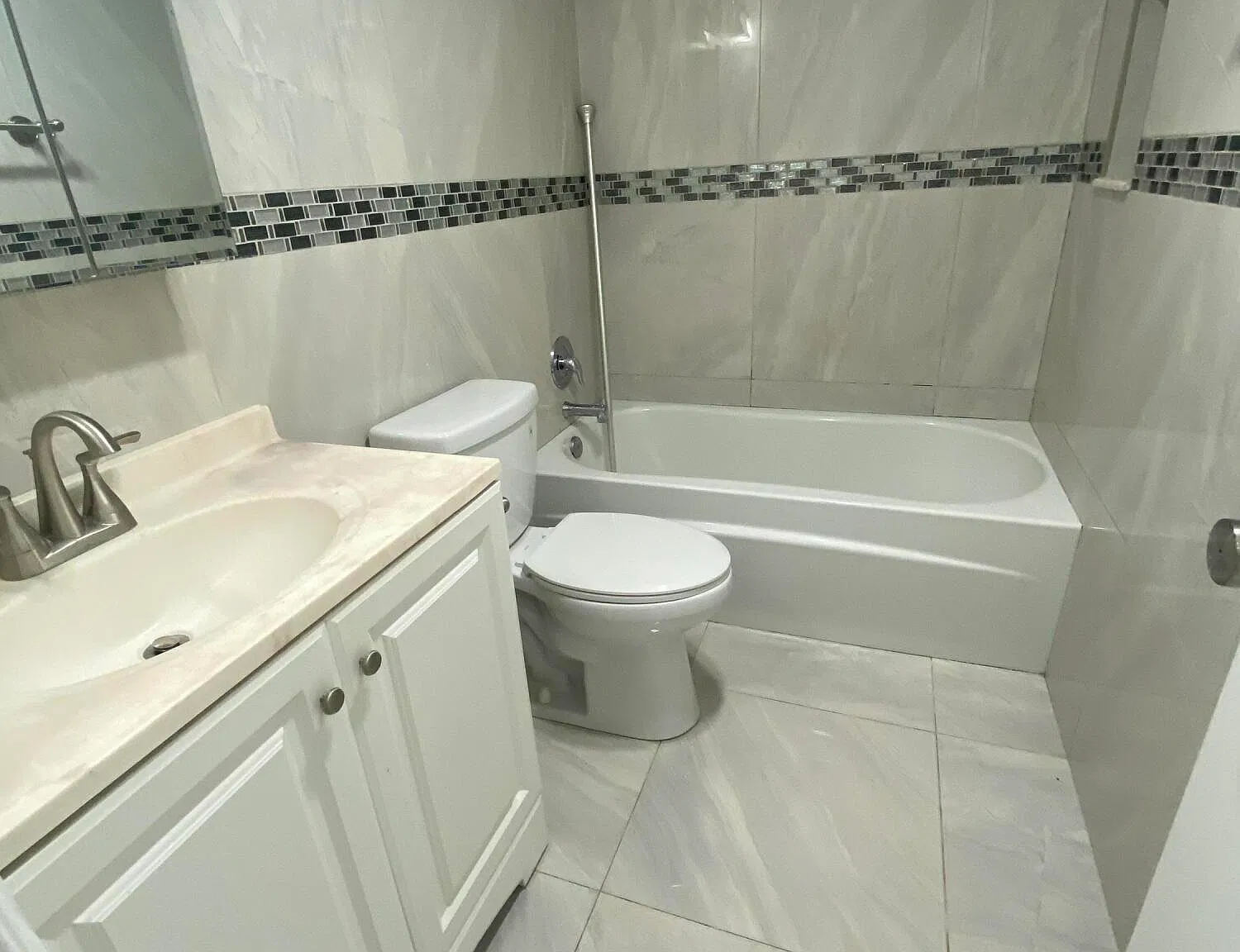 1 bed, 1.0 bath, 570 sqft, $1,300 — Photo 3