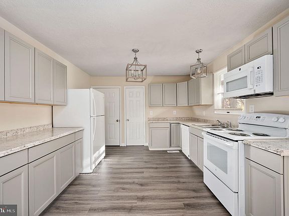 3rd image of 224 Green Arbor Dr