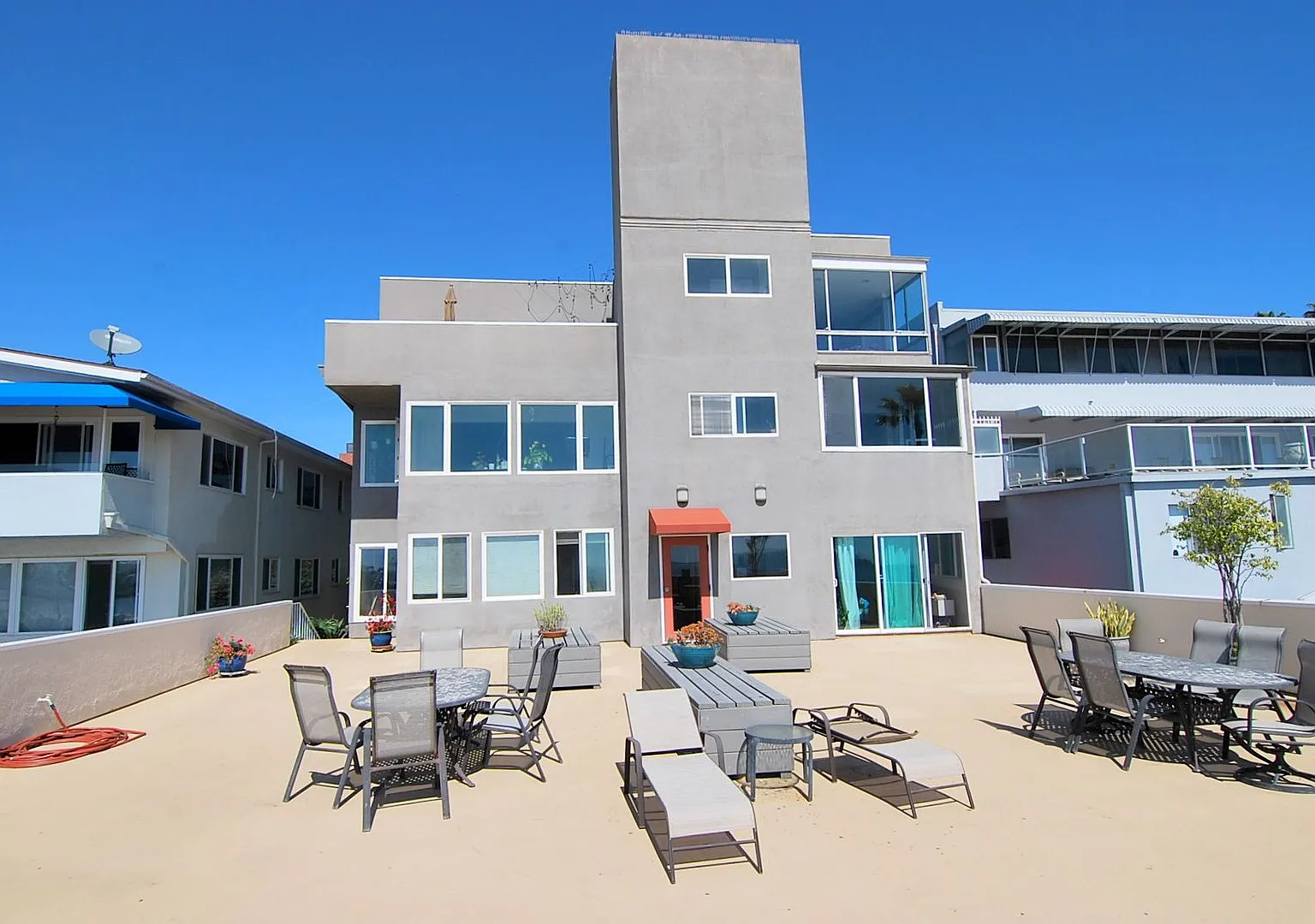 Ocean Views, High End Appliances and Large Deck with Beach Access — Photo 2