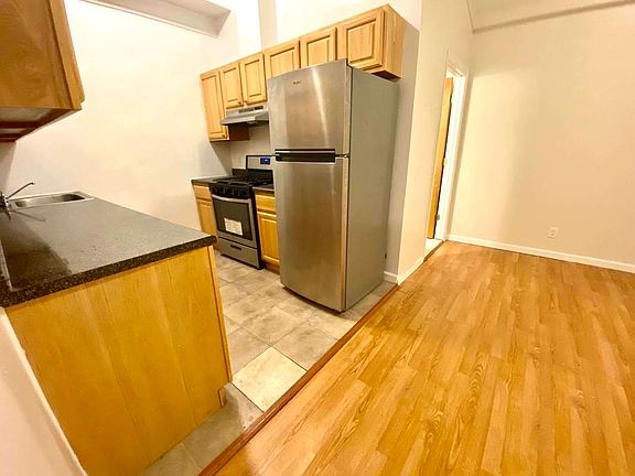 4th image of 30-12 Astoria Blvd #3