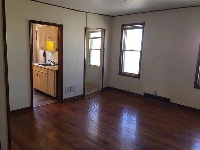 933 Mathews Ave #2F