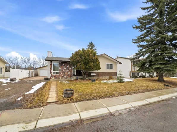 21 SW Wallace Close, Red Deer, AB T4N 5L8