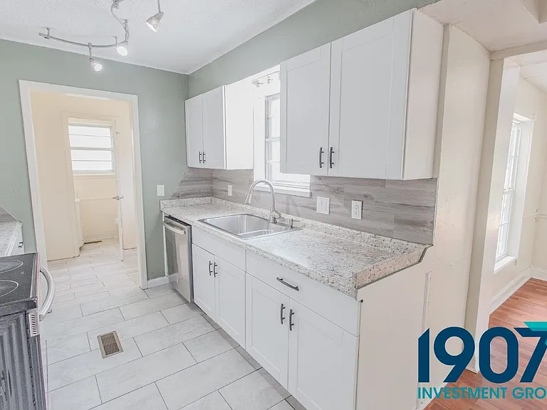 9212 S McKinley Ave — Photo 12