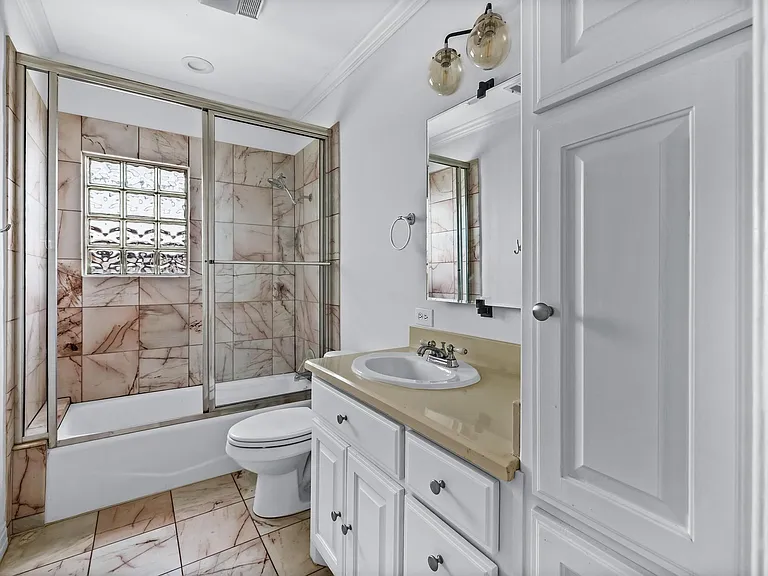 2833 Dyer St — Photo 7
