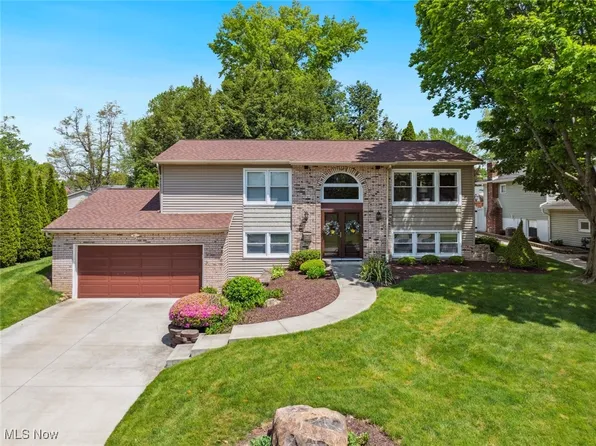 795 Valley Dr, Amherst, OH 44001