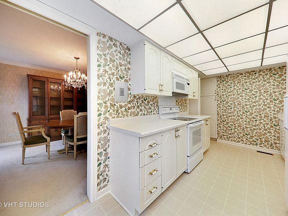 3rd image of 1 Oak Brook Club Dr APT A305