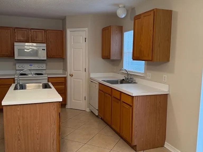 744 Paris Dr — Photo 7