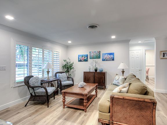 4th image of 931 NE 23RD Terrace