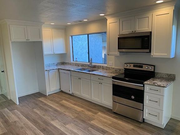 3rd image of 957 Davis St