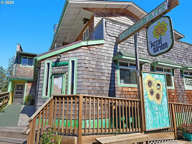 Boutique shopping and dining in downtown Nehalem