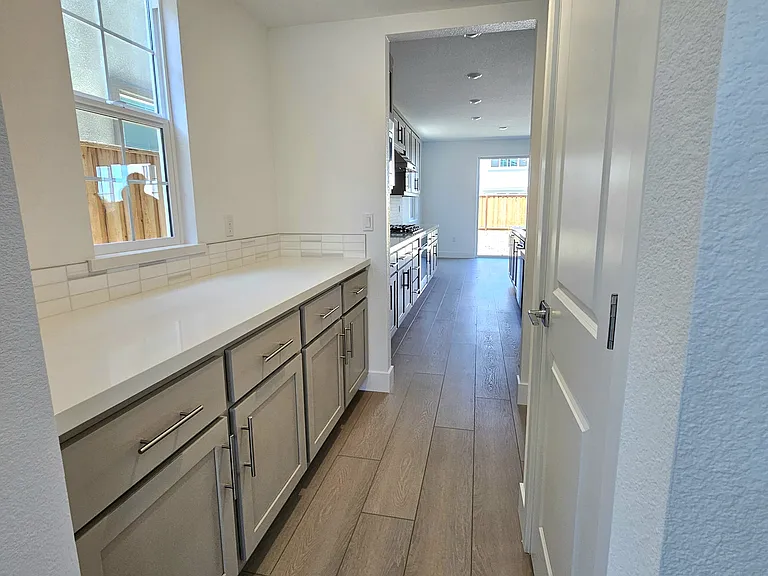 Hallway between livingroom and kitchen