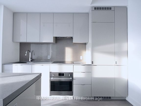 2nd image of 7 Grenville St #1901
