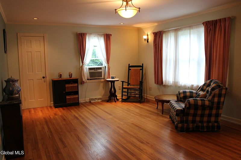2nd image of 17 Warren St Street