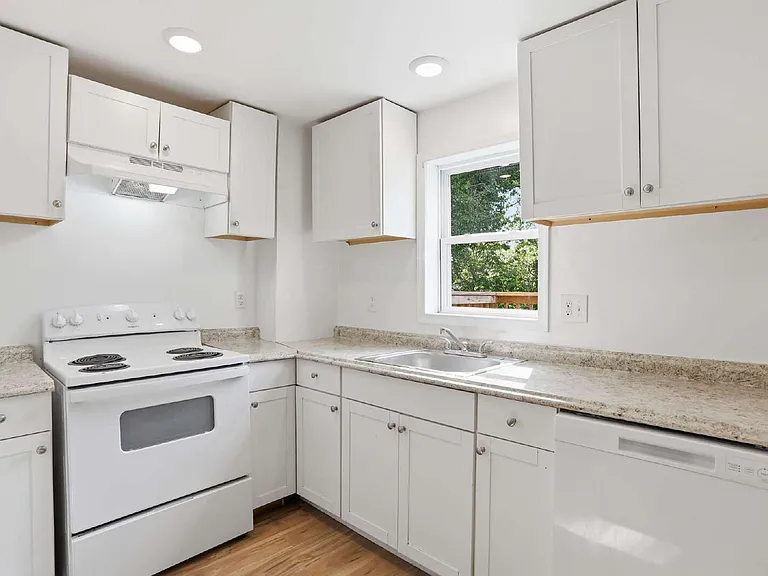 316 N High St — Photo 5
