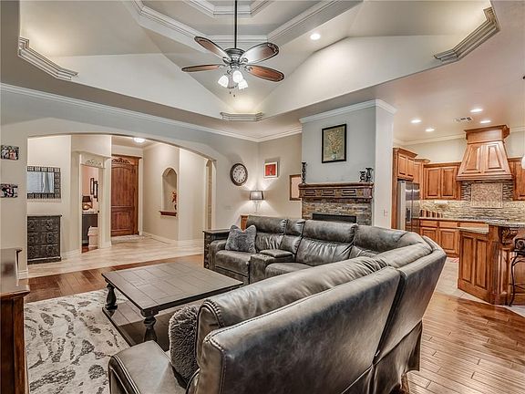 4th image of 717 S Silver Leaf Dr