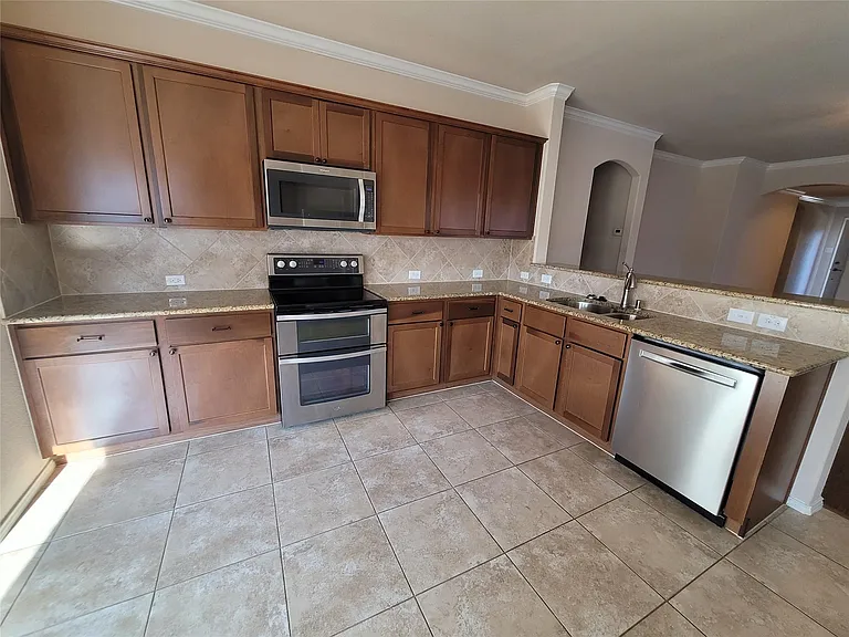 8913 Eastwood Ave — Photo 8