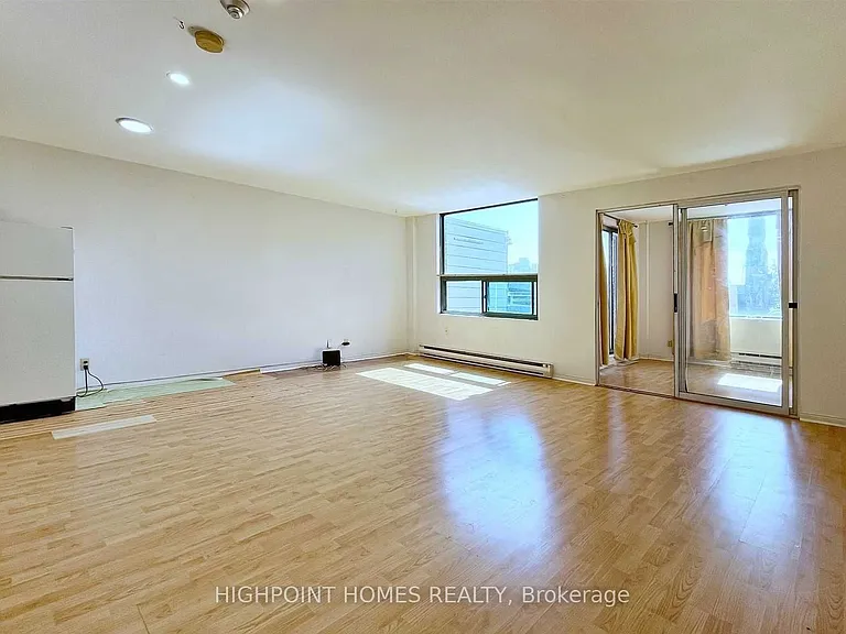 360 College St #401 — Photo 9