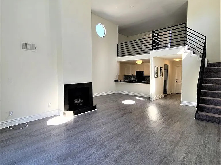 2050 S Bentley Ave — Photo 49