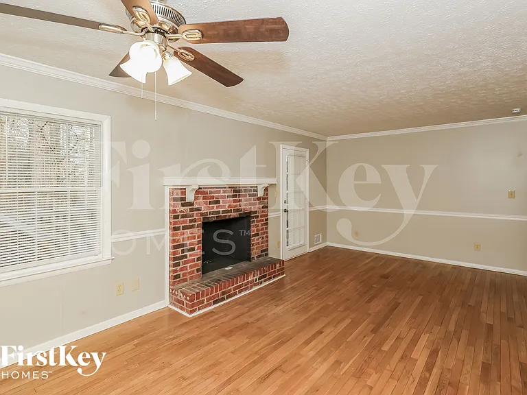 335 Sharon Dr — Photo 2