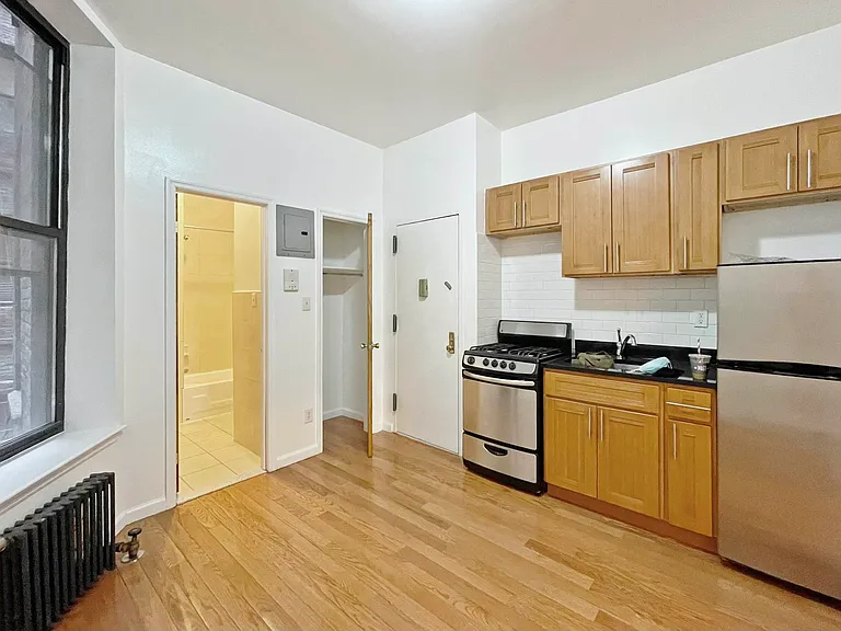 330 E 15th St #2F — Photo 5